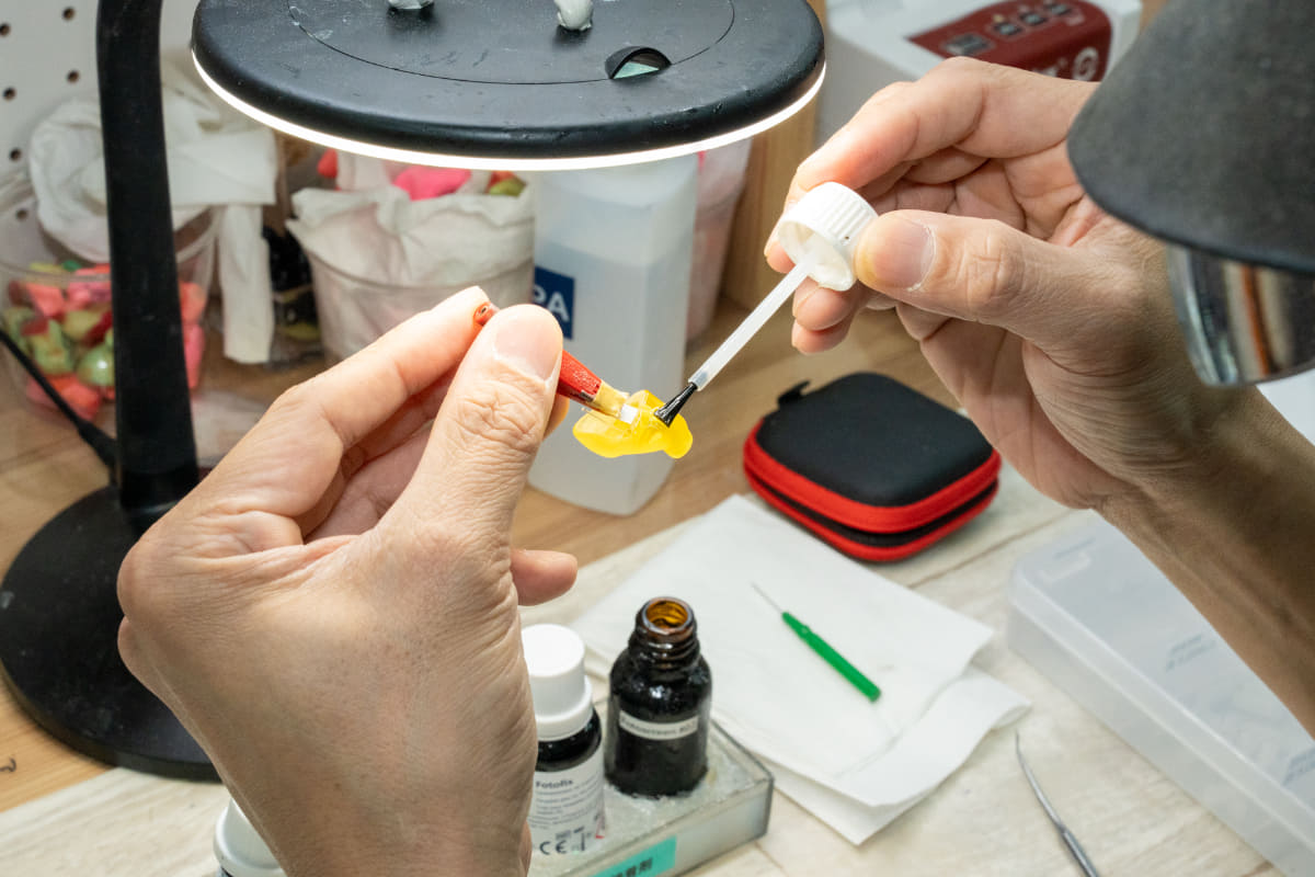 仕上げのコーティング。穴の内側もコーティングしていく