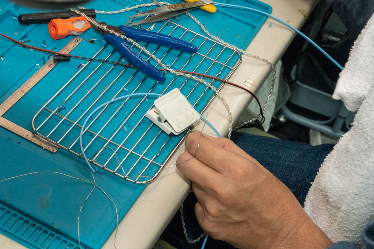 Turquoiseにコネクタを付ける作業が行なわれていた