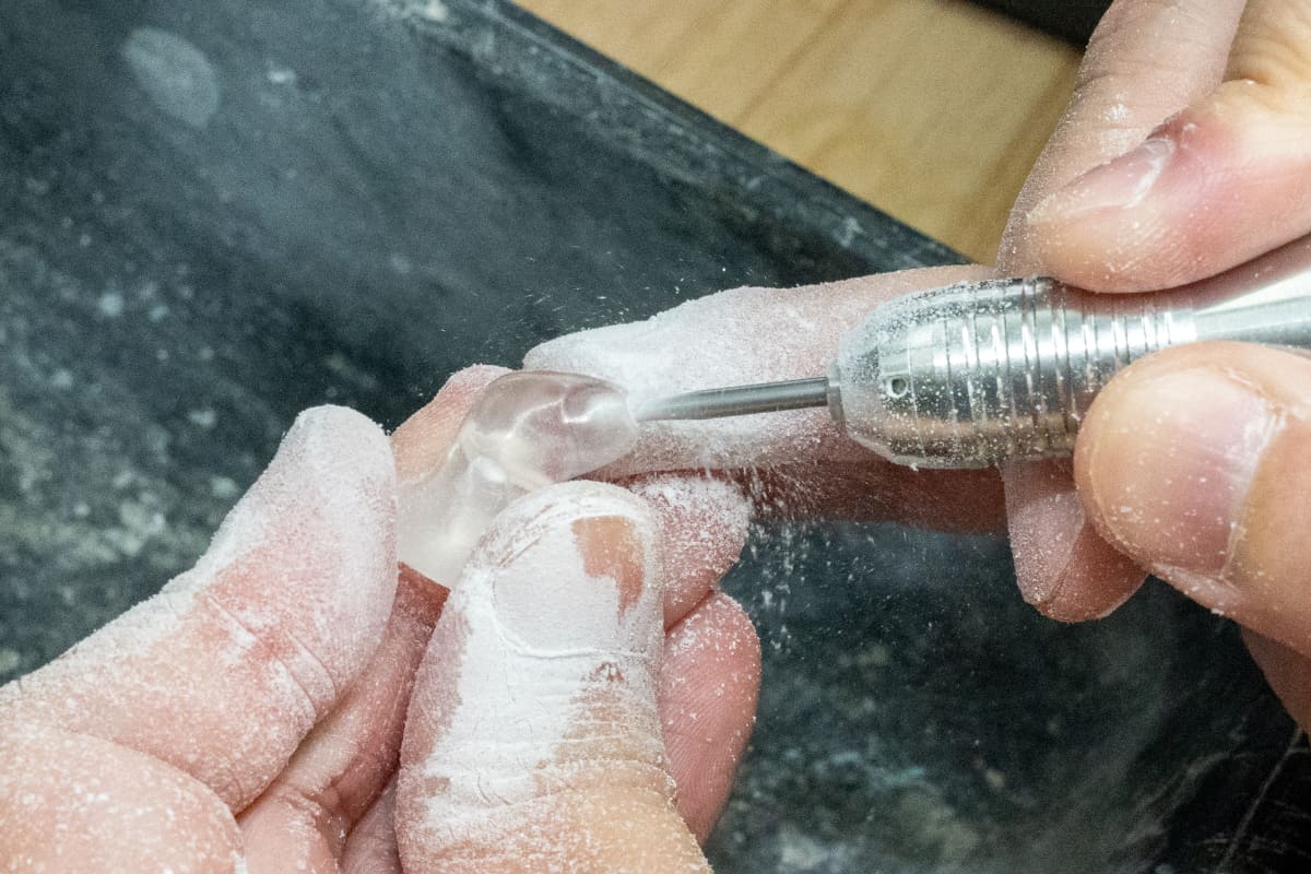 音の通り道となる穴を空けている様子。耳の構造に関する知識も必要な工程だ