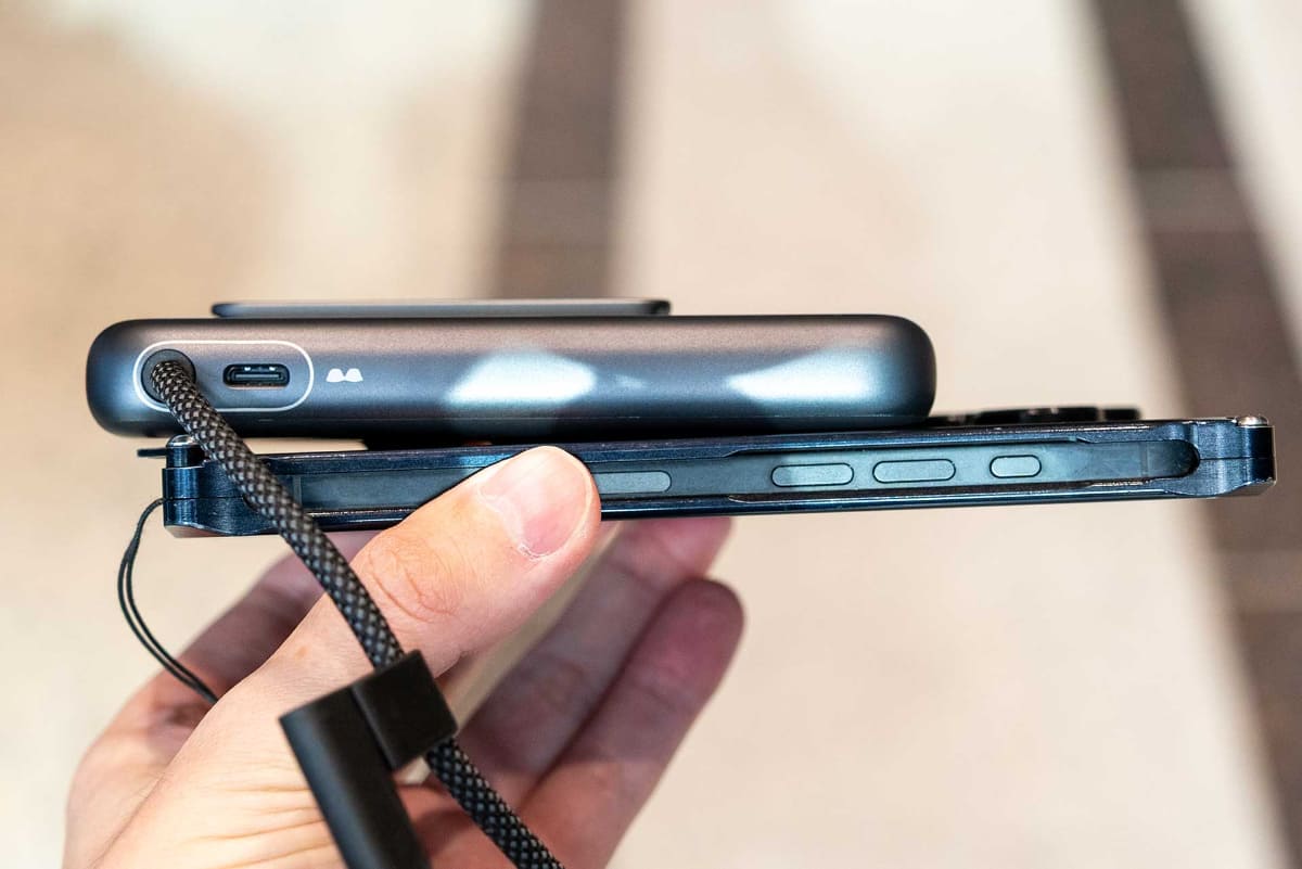 対応スマートフォンではマグネットで背面に固定できる。なお、画像ではXREAL Neoの下側が浮いてしまっているが、これは筆者私物スマホのバンパーと干渉しているため