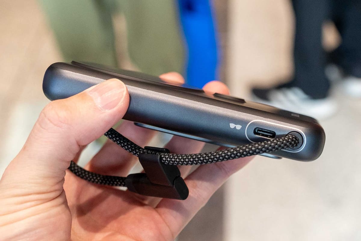 側面にARグラス接続用、給電用のUSB-C端子を搭載