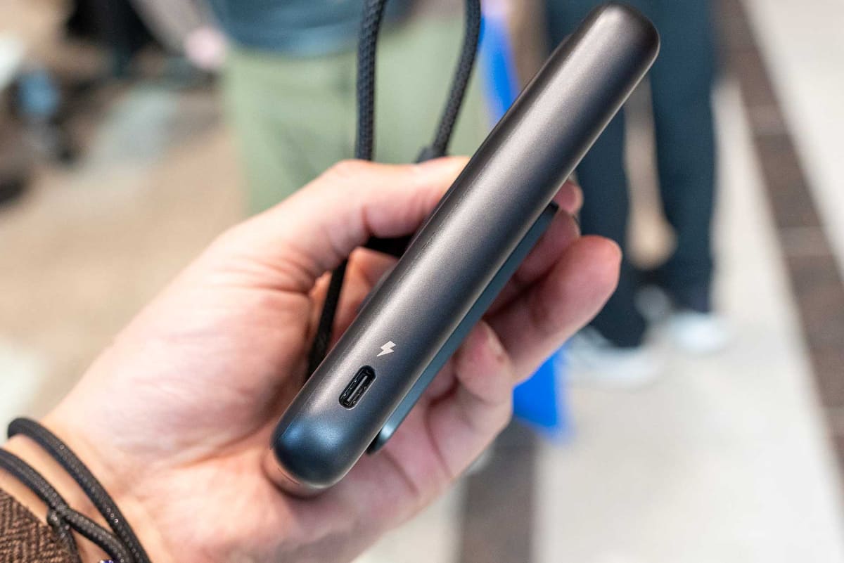 側面にARグラス接続用、給電用のUSB-C端子を搭載