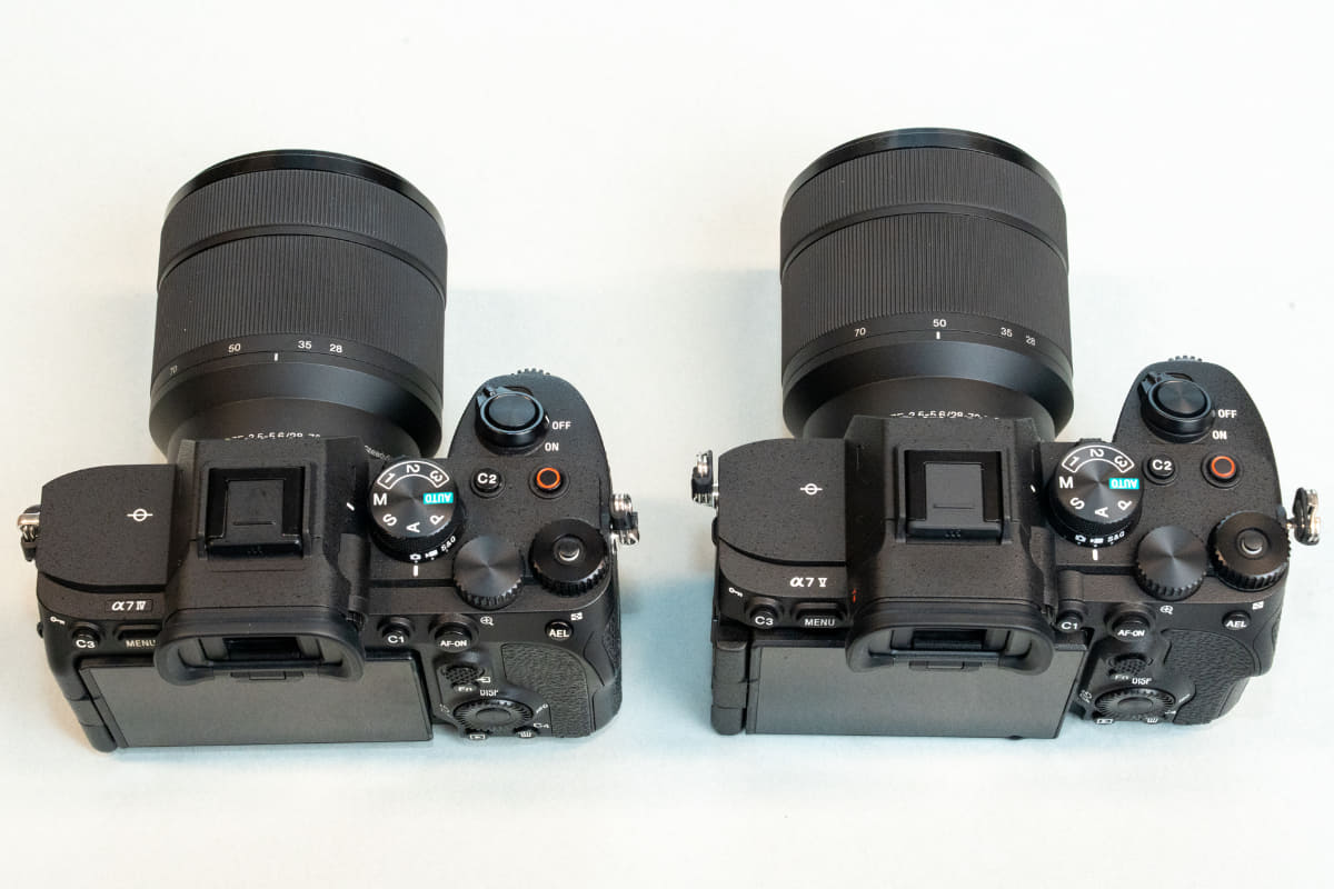 α7 IV(左)とα7 V(右)