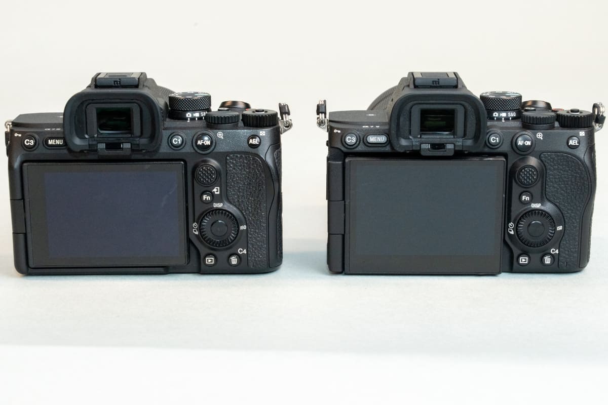 α7 IV(左)とα7 V(右)