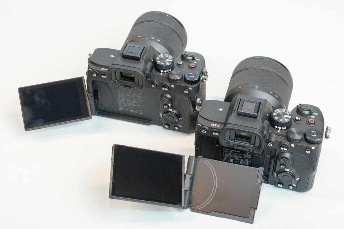 α7 IV(左)とα7 V(右)