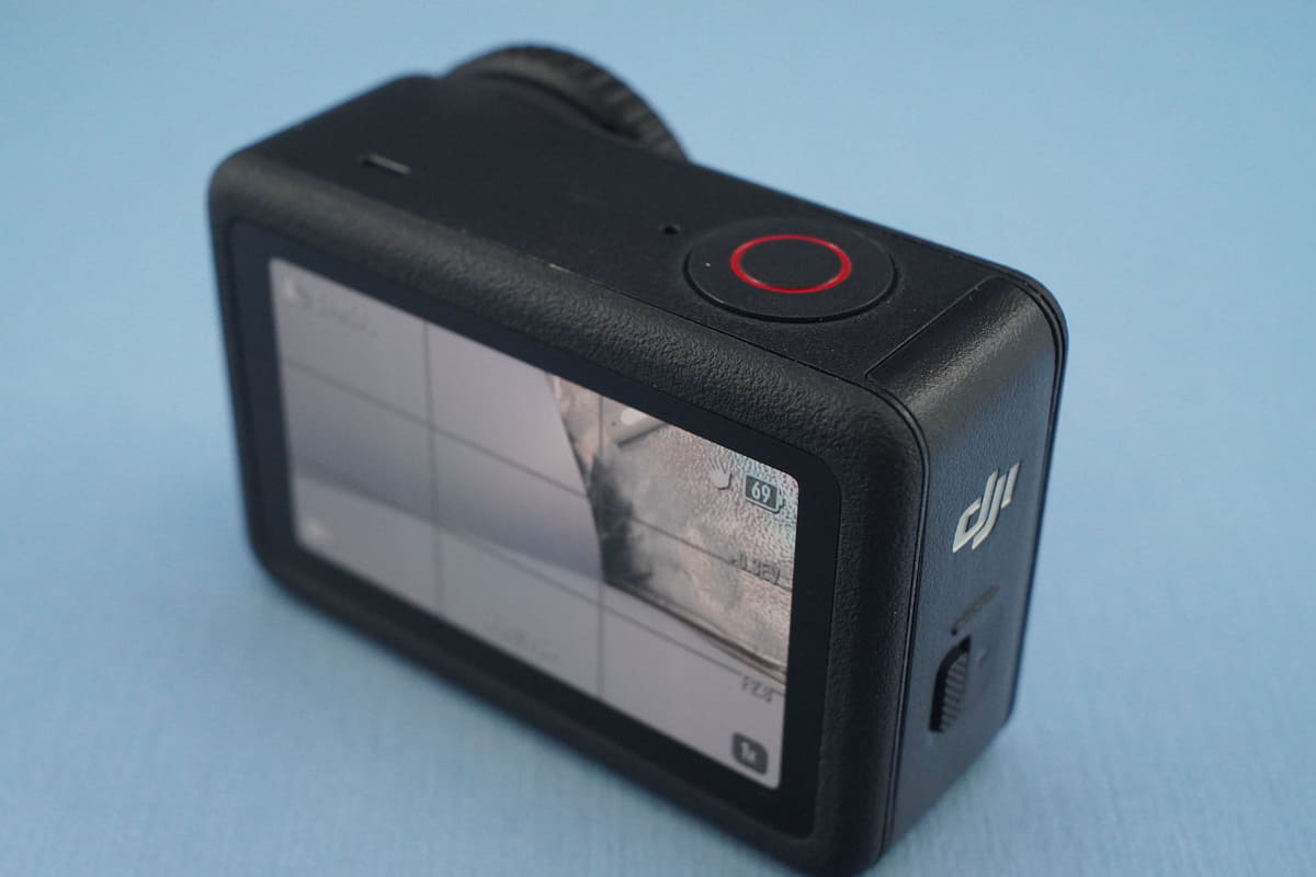 背面ディスプレイは2.5インチのOLED