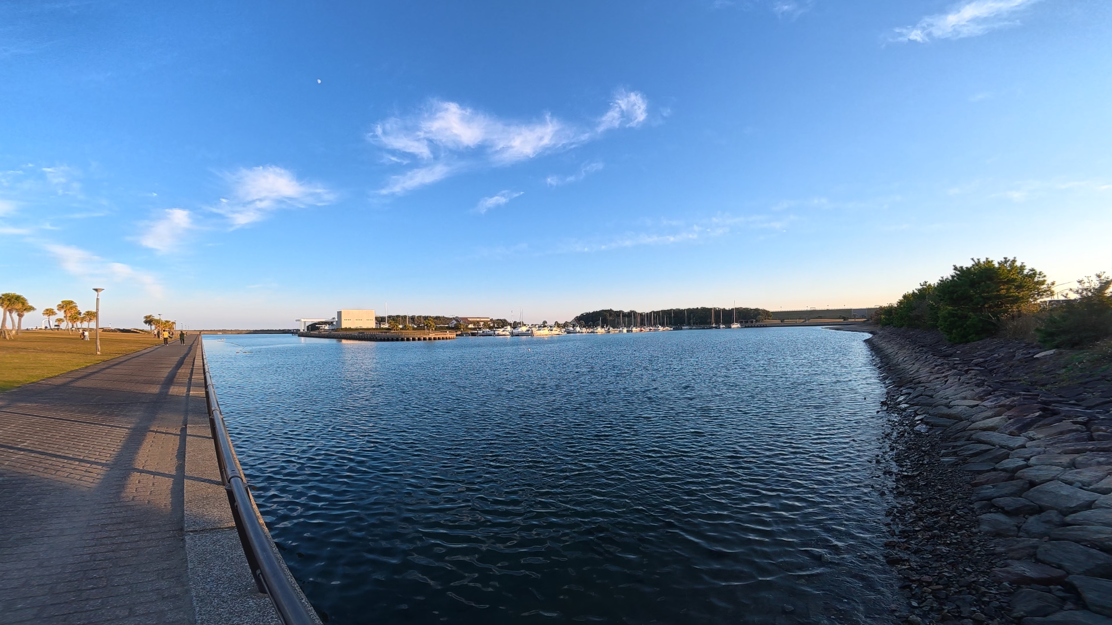 レンズモード：超広角、補正モード：なし、画角：8mm