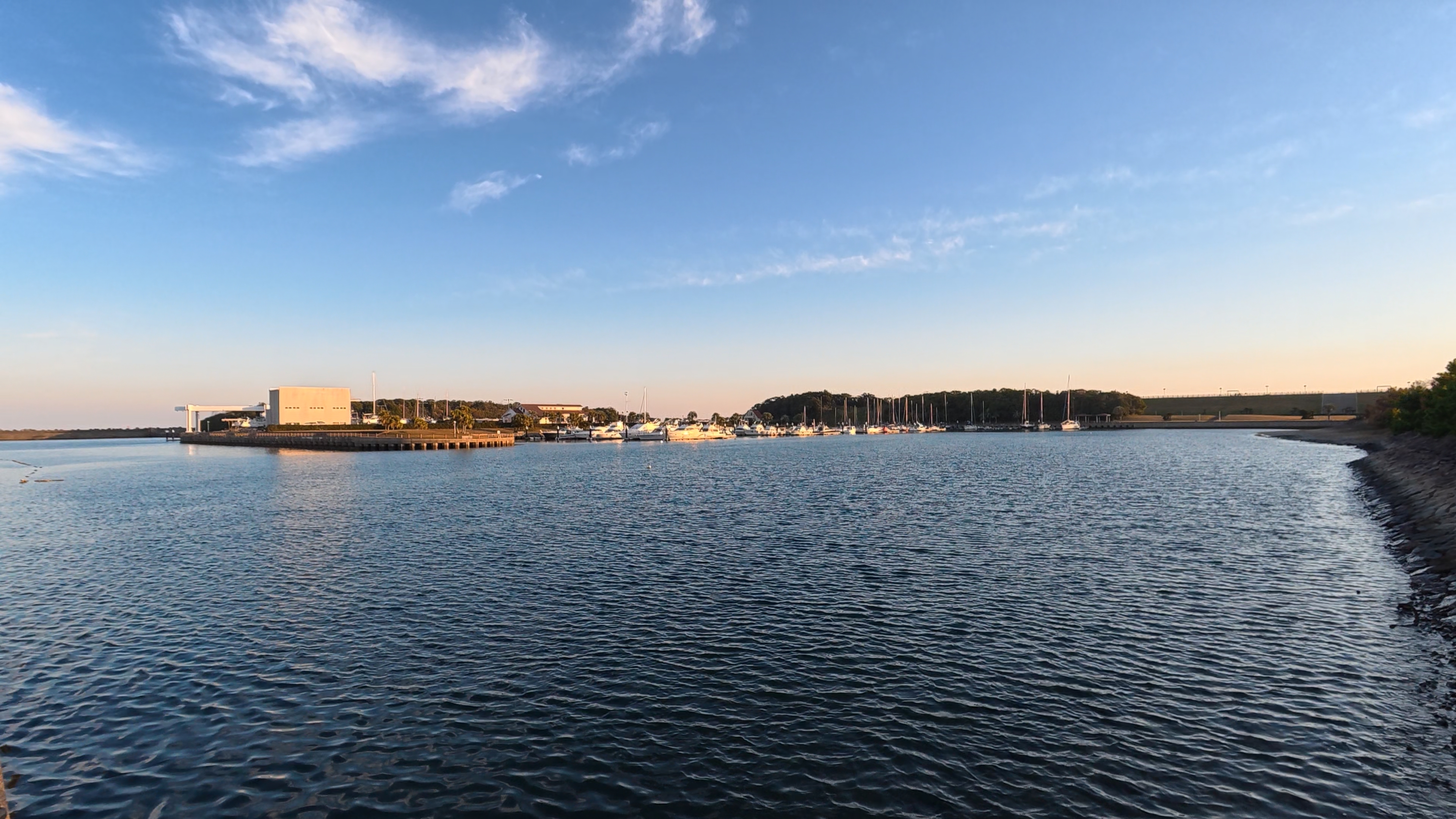 レンズモード：標準(歪み補正)、補正モード：RockSteady+、画角：17mm