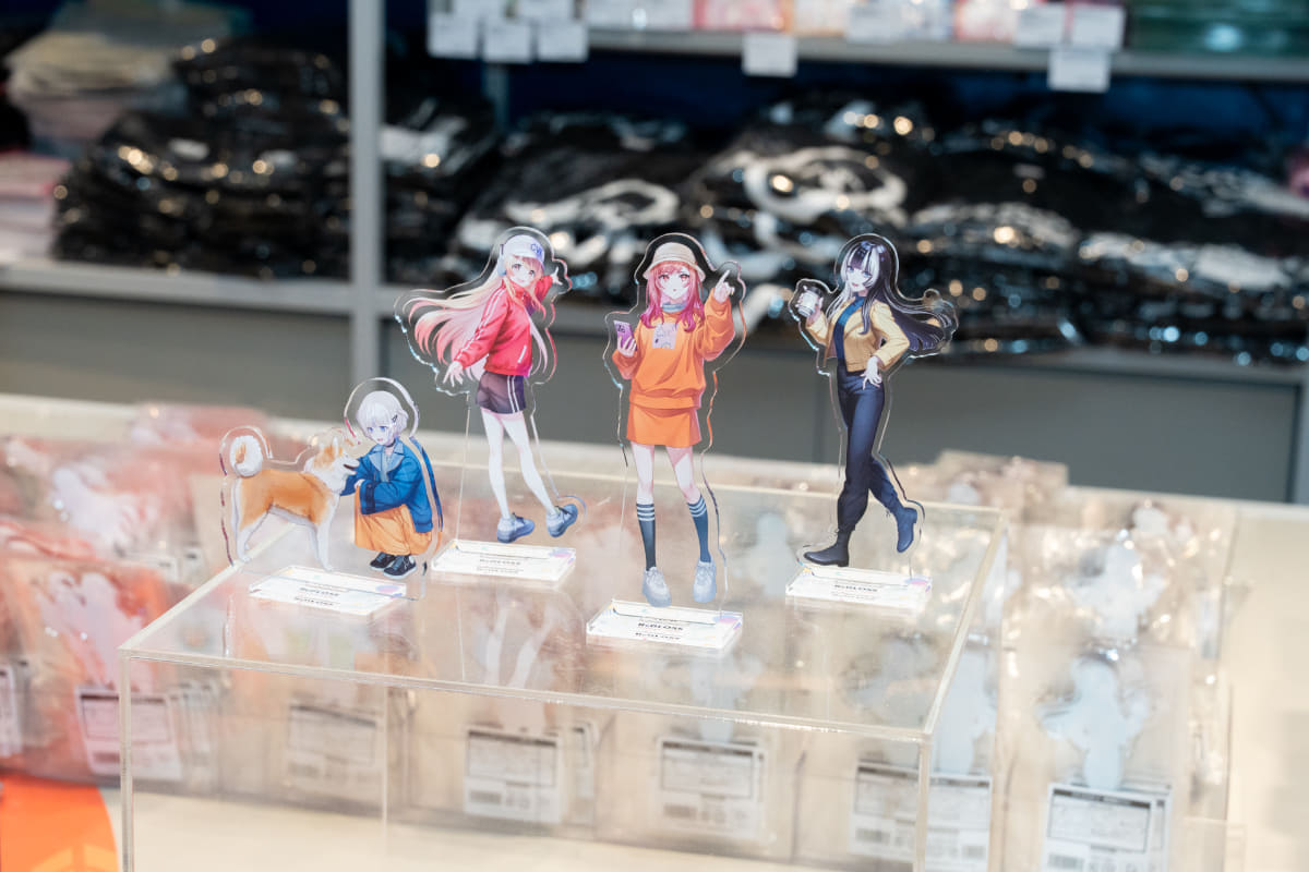 今回のデザインのアクリルスタンドも