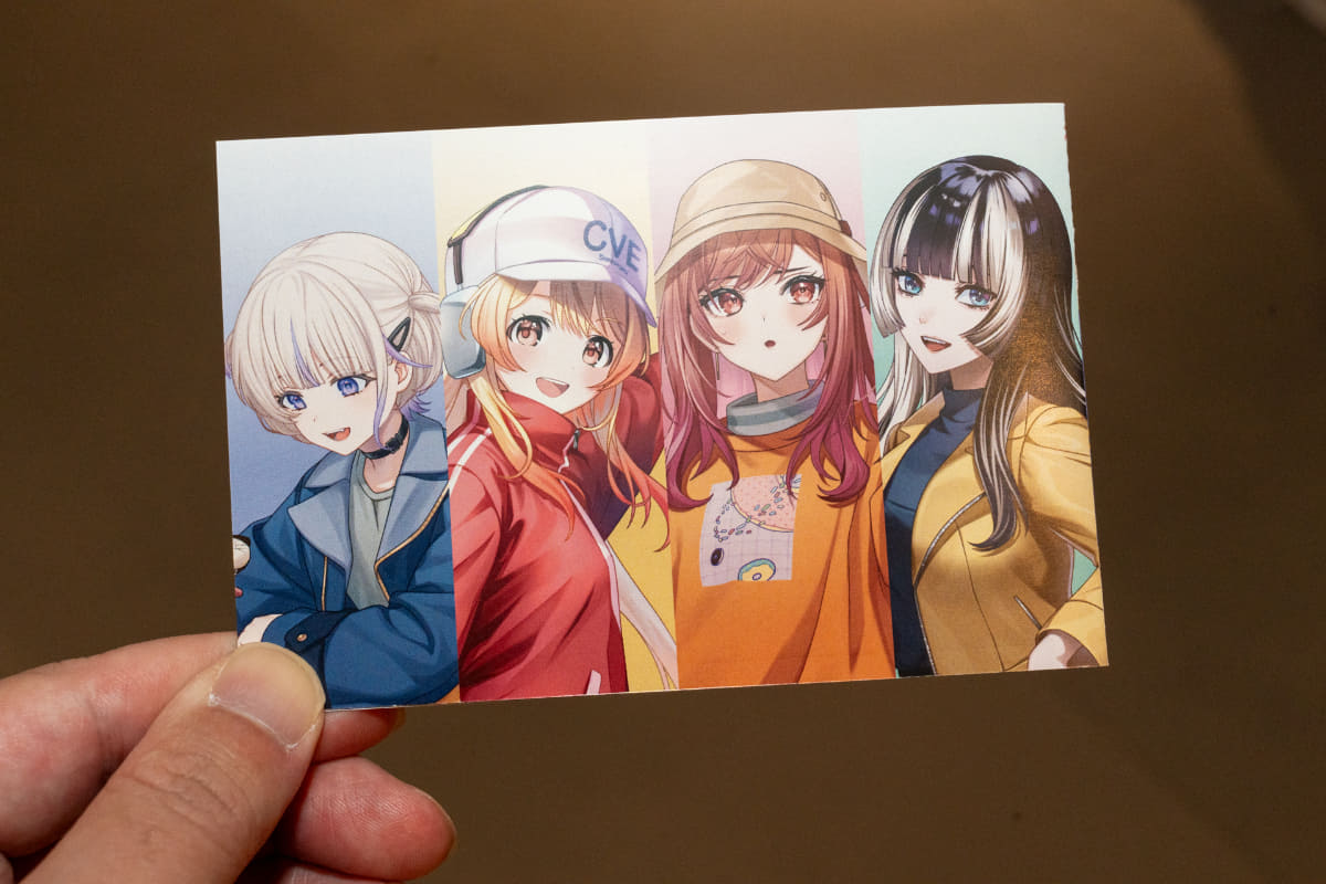 裏面はReGLOSSの4人