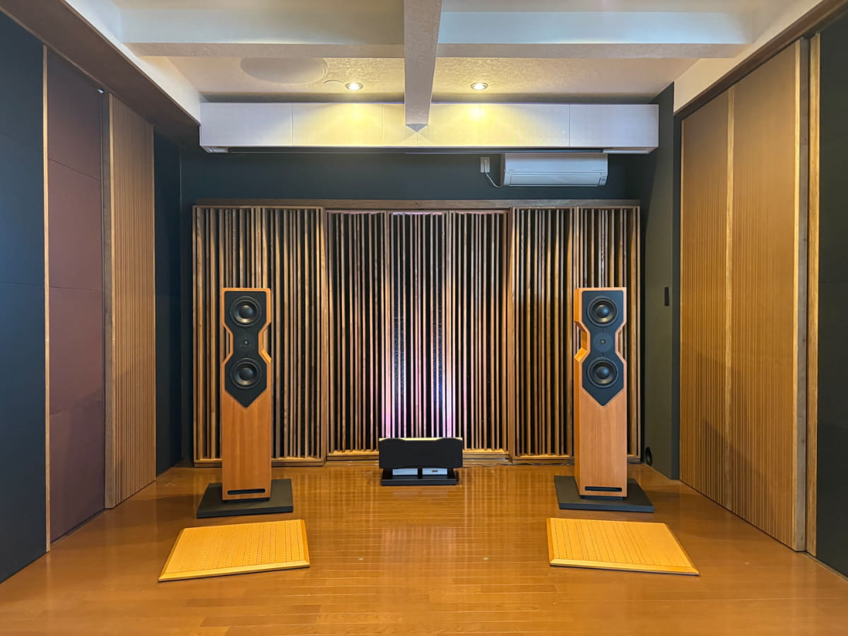 12月1日にオープンしたばかりの鎌ヶ谷オーディオルーム。新製品のDAP180など可動式ハイブリッド拡散パネル3種の試聴ができる
