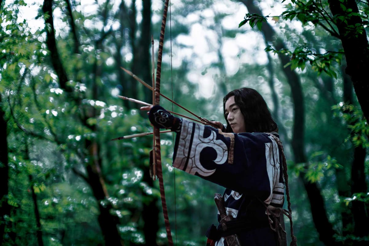 染谷将太演じる弓使い・カムイコチャ<br><span class="fnt-70">Netflixにて世界独占配信中(全6話、一挙配信)</span>