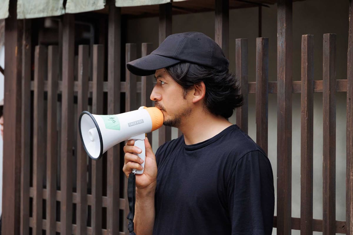 岡田は今作で主演・プロデューサー・アクションプランナーの3役を務めた