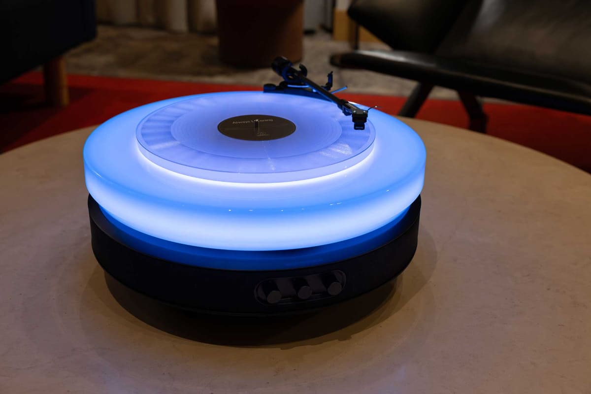 ライティングは20色のカラーパレットを本体前面のノブで調整可能。常時点灯の「ベーシックモード」、滑らかに光が移ろう「グラデーションモード」、音の波を光として捉える「リンクモード」も備える