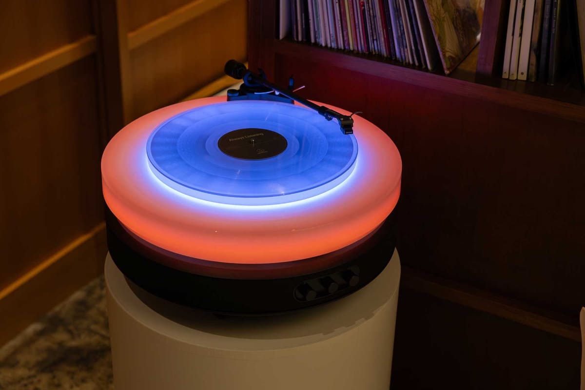 ライティングは20色のカラーパレットを本体前面のノブで調整可能。常時点灯の「ベーシックモード」、滑らかに光が移ろう「グラデーションモード」、音の波を光として捉える「リンクモード」も備える