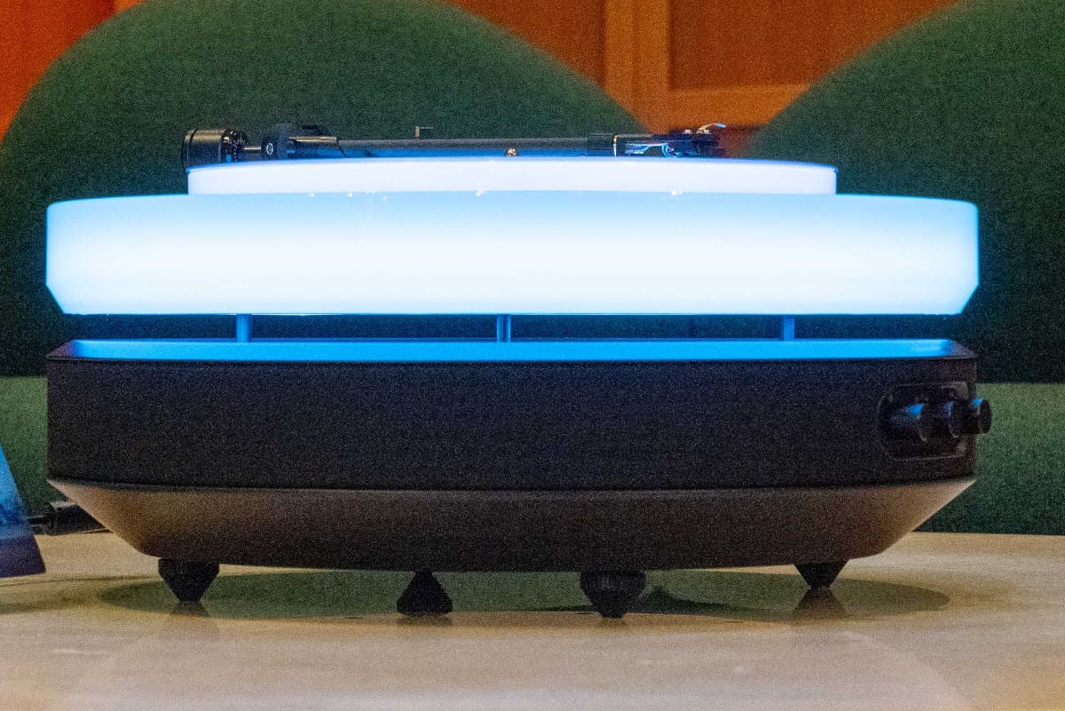 本体を横から見たところ。スピーカーなどを内蔵した本体下部とターンテーブル部分が分離されている