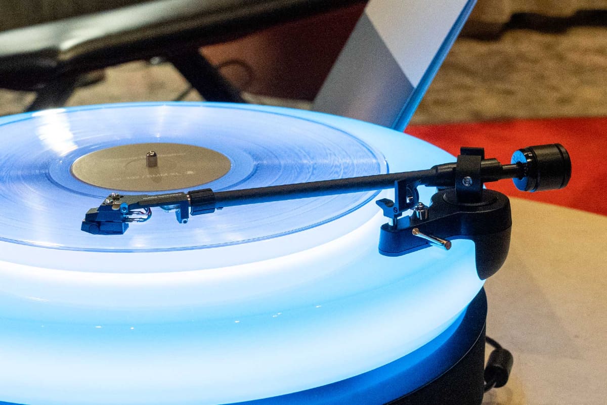 カーボントーンアームも採用