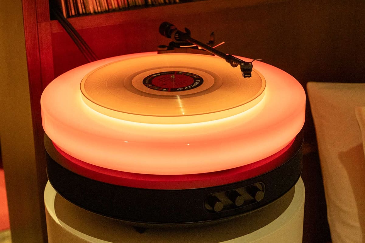 レコードの音と光が融合するライティング機構も備える