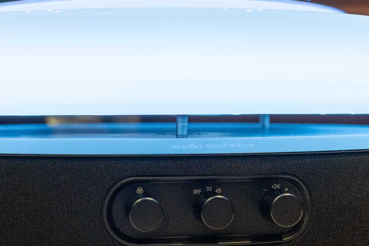 上部構造は3本の柱で支えられているように見えるが、ここにマグネットが仕込まれていて宙に浮かんでいる