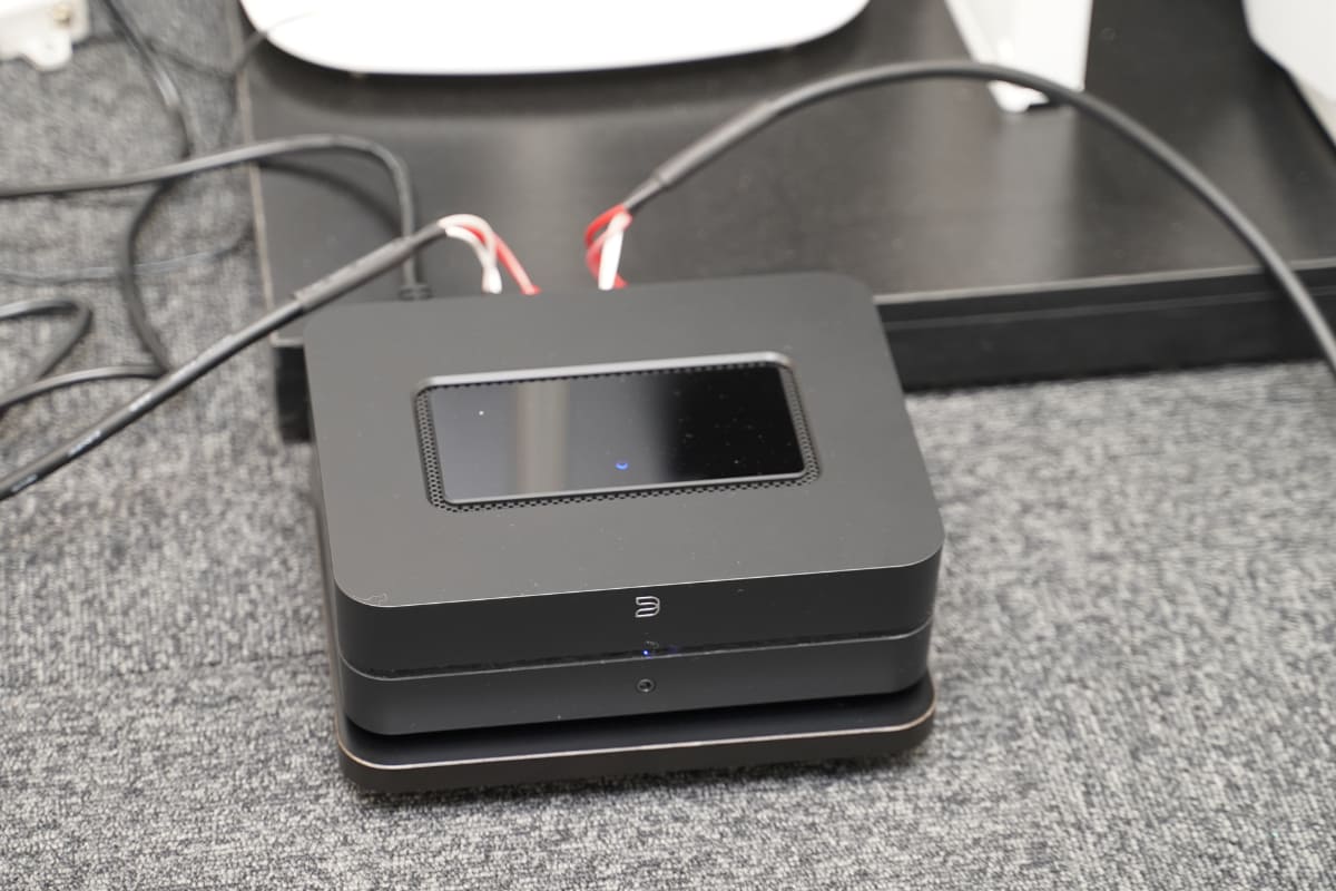 もう1台のPOWERNODEなどを追加し、サラウンドスピーカーの駆動を割り当てられる