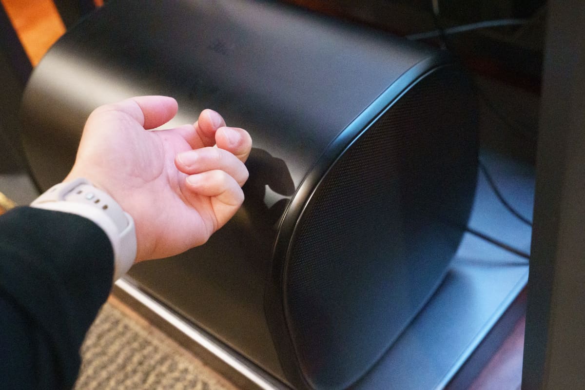 強烈な重低音を出している時に、サブウーファーに触れても、振動は少ない