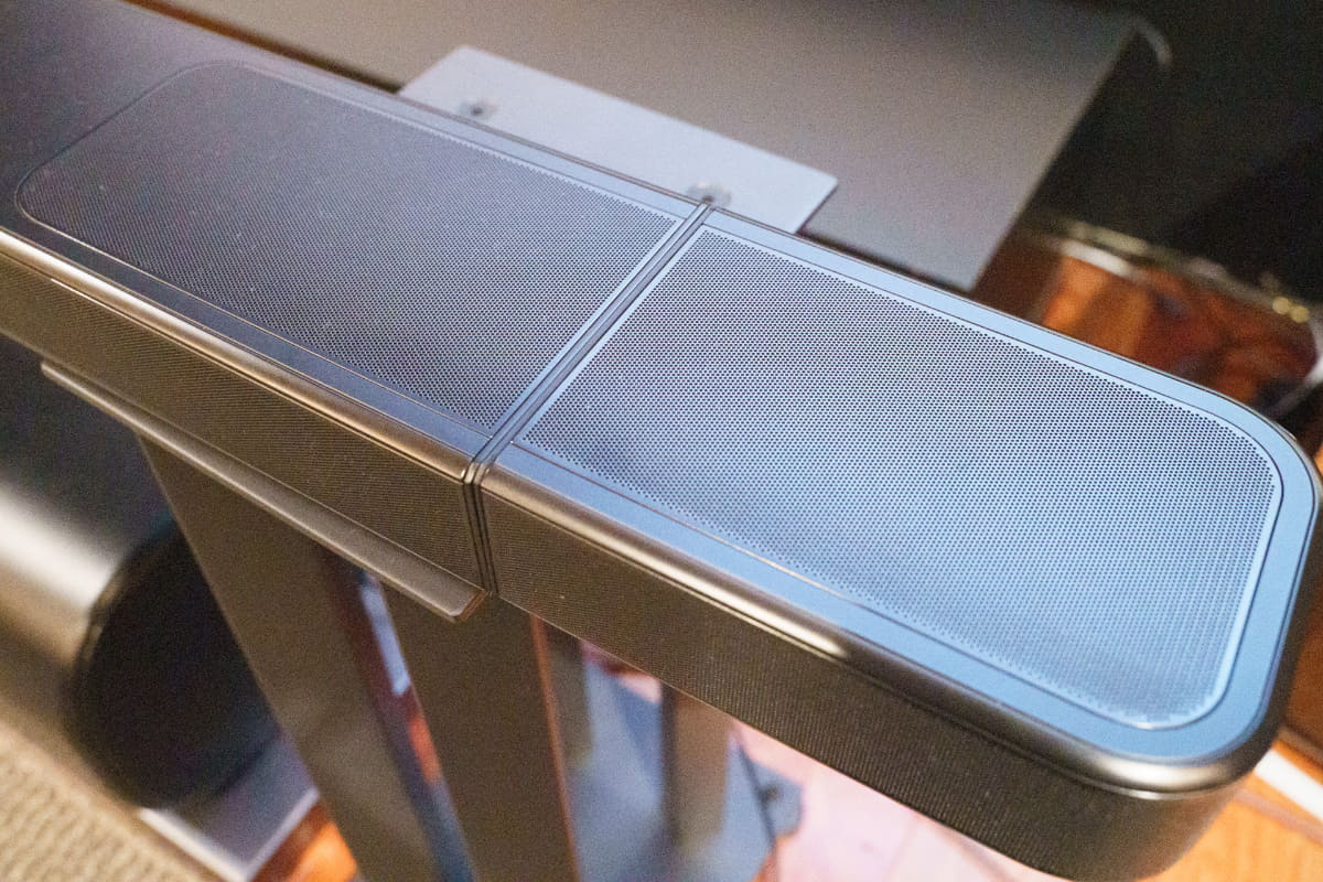 BAR 1300MK2を上から見たところ。両端は分離できるワイヤレスリアスピーカーだが、その内側も、天井に向けてメッシュ状になっている。この内部にデュアルウーファーのフロントハイトが内蔵されている