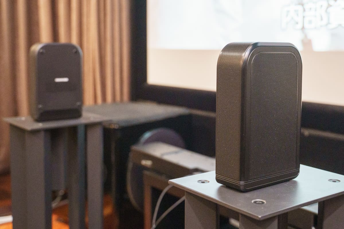 写真のようにワイヤレスリアスピーカーを縦に設置し、ステレオBluetoothスピーカーとして使うこともできる。1台のみのBluetoothスピーカーと比べ、ステレオの臨場感がしっかり感じられる、なかなか本格的なサウンドが魅力だ
