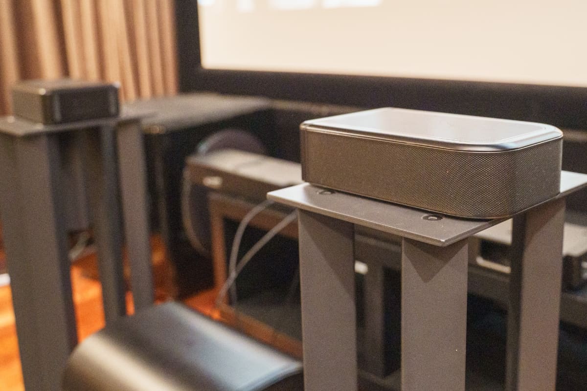 写真のようにワイヤレスリアスピーカーを縦に設置し、ステレオBluetoothスピーカーとして使うこともできる。1台のみのBluetoothスピーカーと比べ、ステレオの臨場感がしっかり感じられる、なかなか本格的なサウンドが魅力だ