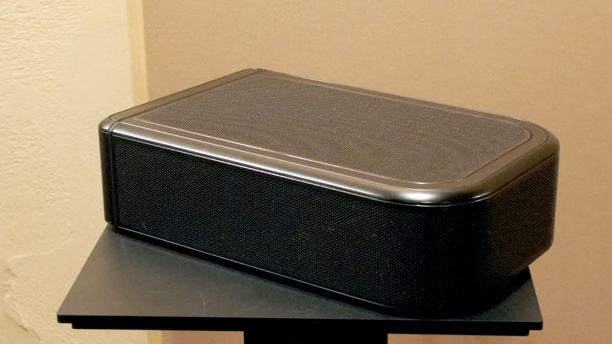 ワイヤレスリアスピーカーは部屋の真横からやや後ろに設置。背の高いスピーカースタンドに置いた