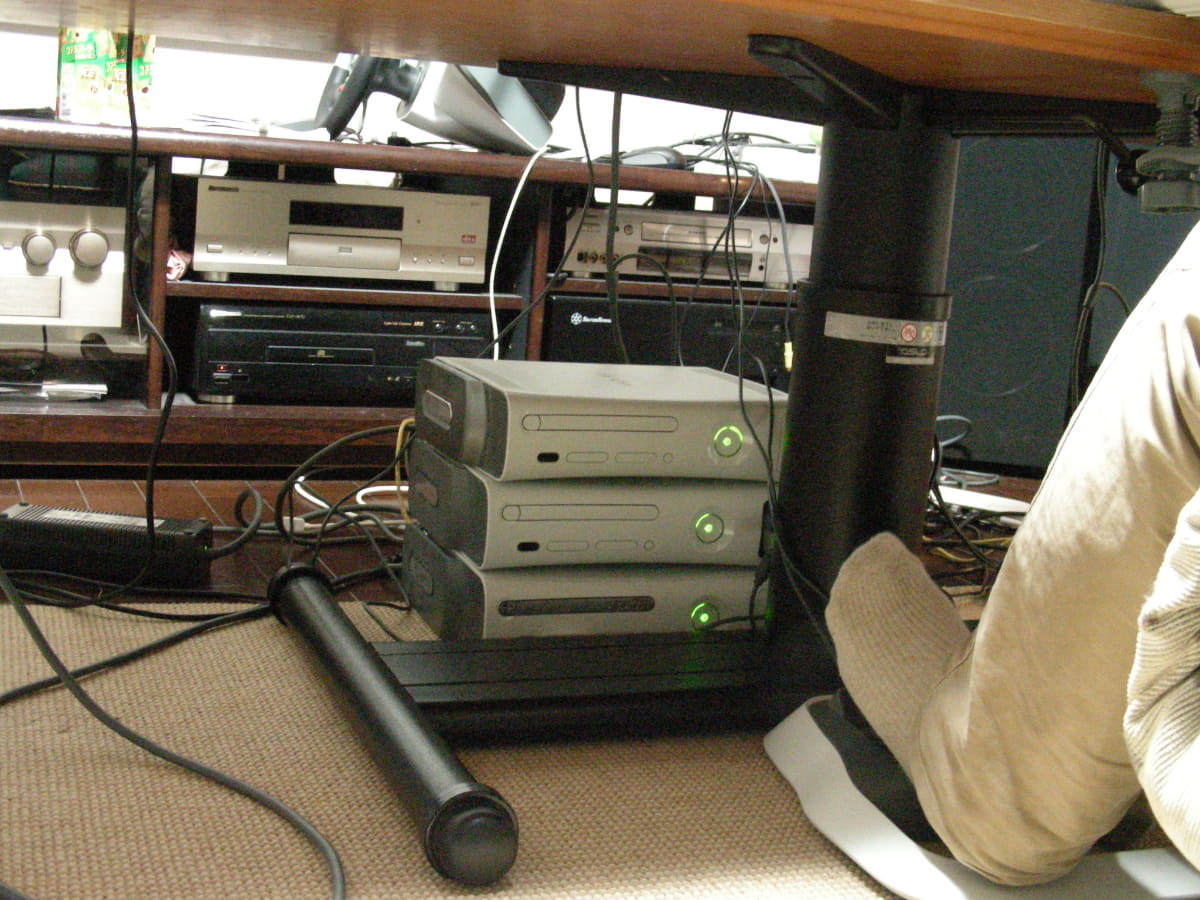 家庭用ゲームでありながら、3画面ゲーミングに対応していたXbox 360版「FORZA MOTORSPORT3」。筆者はXbox 360を3台稼動させて、24インチ×3画面でプレイしていたこともある