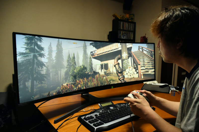 32：9のディスプレイは16：9ディスプレイの2画面分に相当するが、中央に切れ目はないのだ。スタンド部も16：9画面の2台分よりは占有面積は小さい。画面は「Far Cry 5」