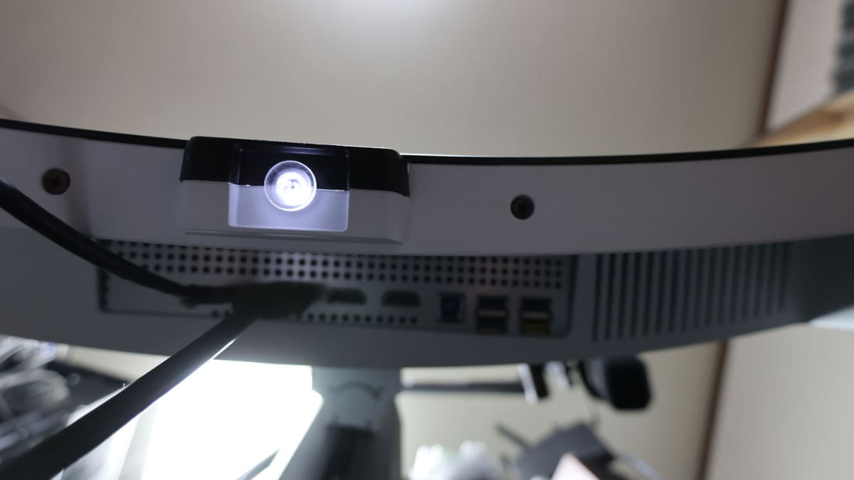 この白く光っているのが、ミニジョイスティック。これを倒してメニューを開くことになる。スタンバイ状態では橙色に光る