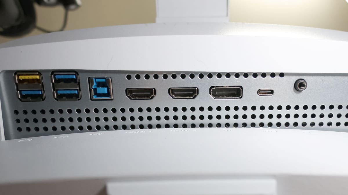 接続端子パネル。右端がヘッドフォン端子。映像/音声入力系統はHDMI×2、DP×1、USB-C×1の4系統。黄色いUSB-A端子は、モニターがスタンバイ状態でも充電ができる、Always OnタイプのUSB端子だ