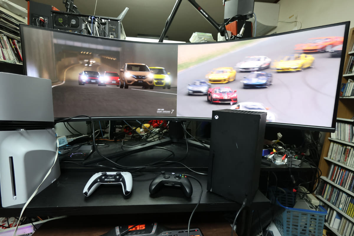 左にPS5、右にXBox Series Xを表示させたところ。左も右も、それぞれ32インチ相当の4K表示となっているのが本機の恐ろしいところ