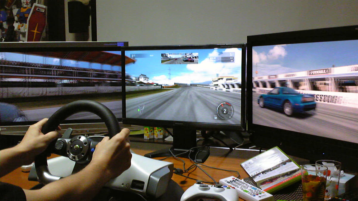 家庭用ゲームでありながら、3画面ゲーミングに対応していたXbox 360版「FORZA MOTORSPORT3」。筆者はXbox 360を3台稼動させて、24インチ×3画面でプレイしていたこともある