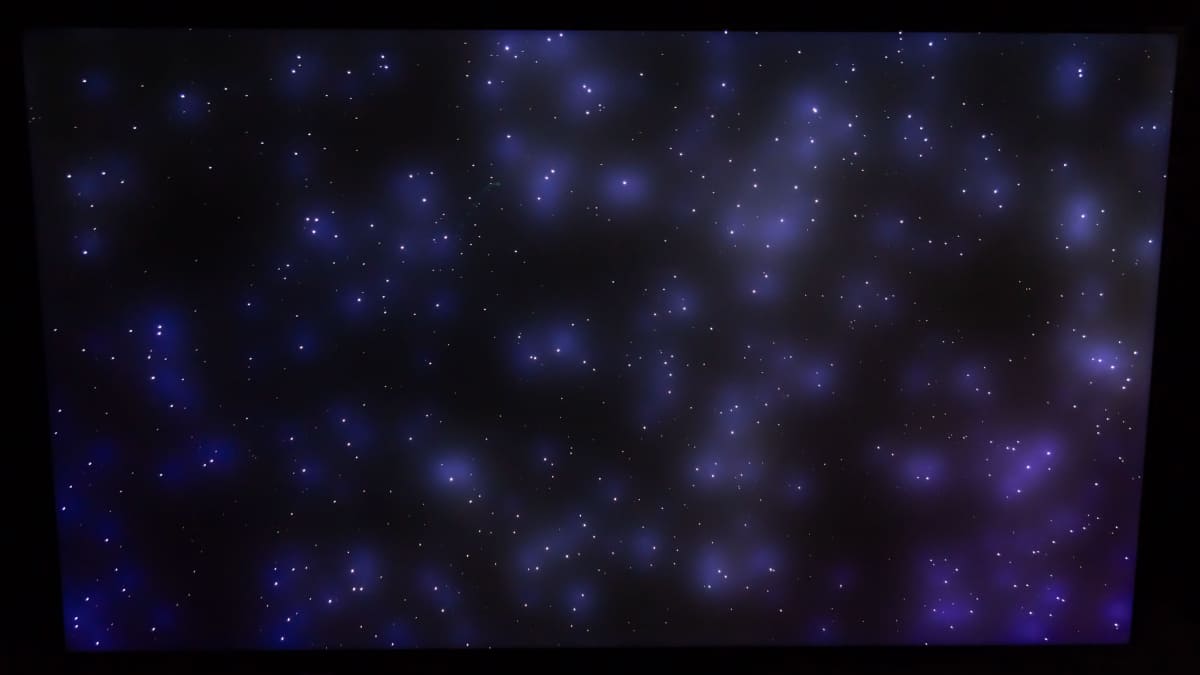 57R94の実機写真ではないが、イメージとしてはこれにかなり近い。輝点の周りに“星雲”が出るのは、近年のミニLED採用テレビの傾向だ