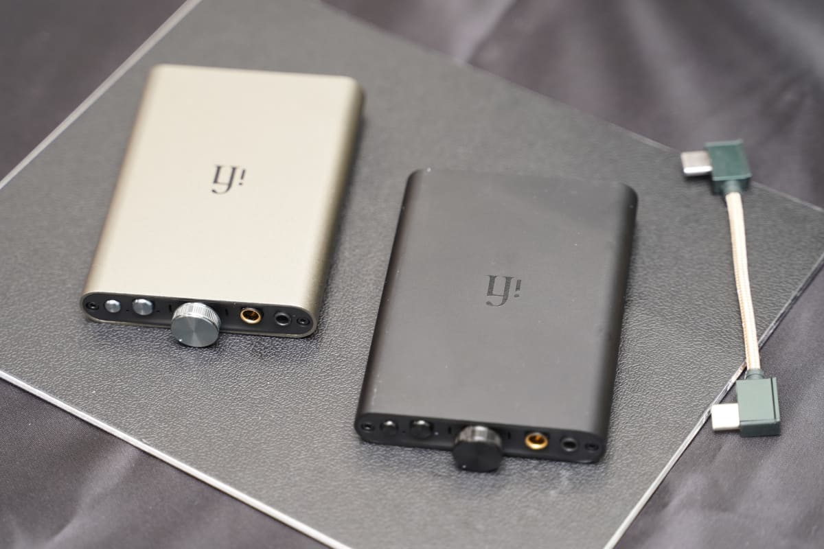 右がiFiのポータブルヘッドフォンアンプ「hip dac 3 Black」