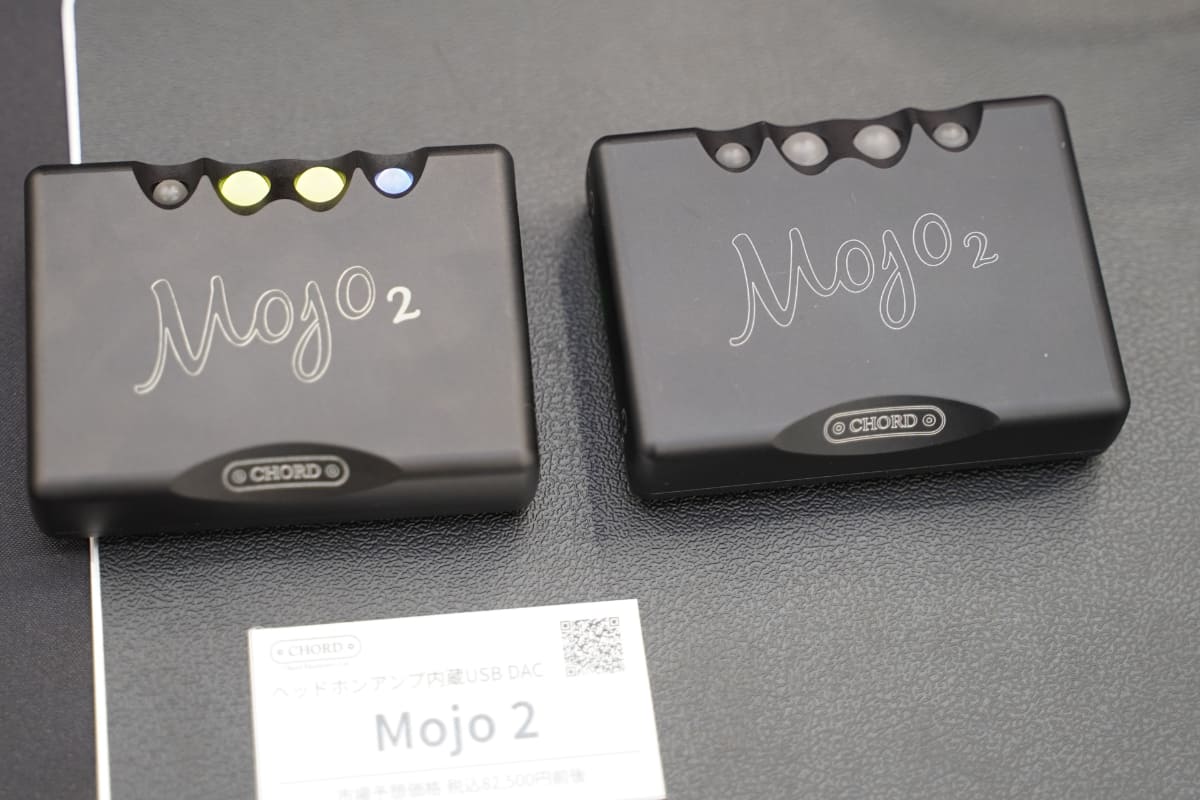 左がMojo2(4.4mm端子搭載モデル)、右が従来のMojo2。ロゴの色が濃くなった