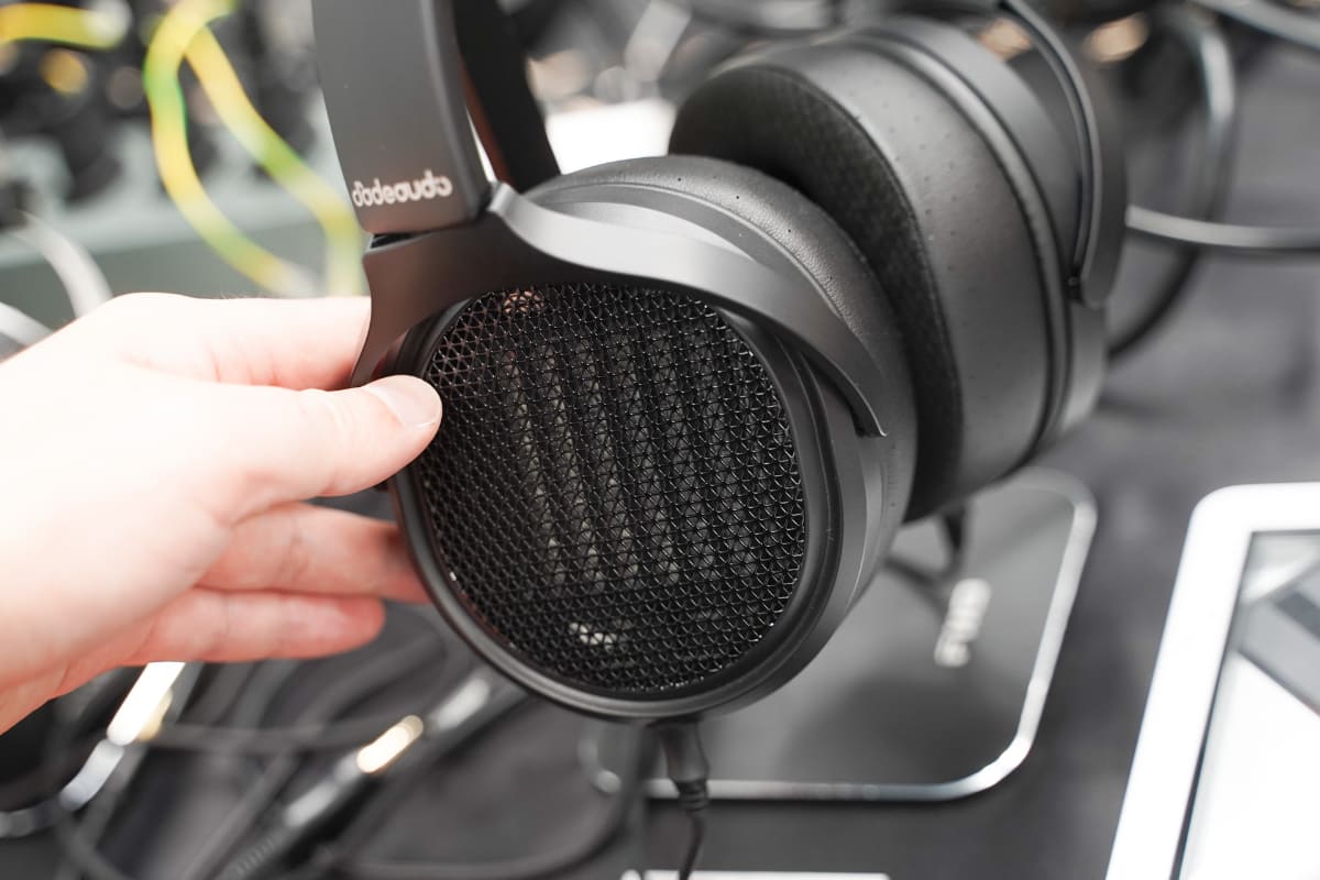 独自開発の95×86mm平面磁界ドライバーを搭載した開放型ヘッドフォン「JT7」