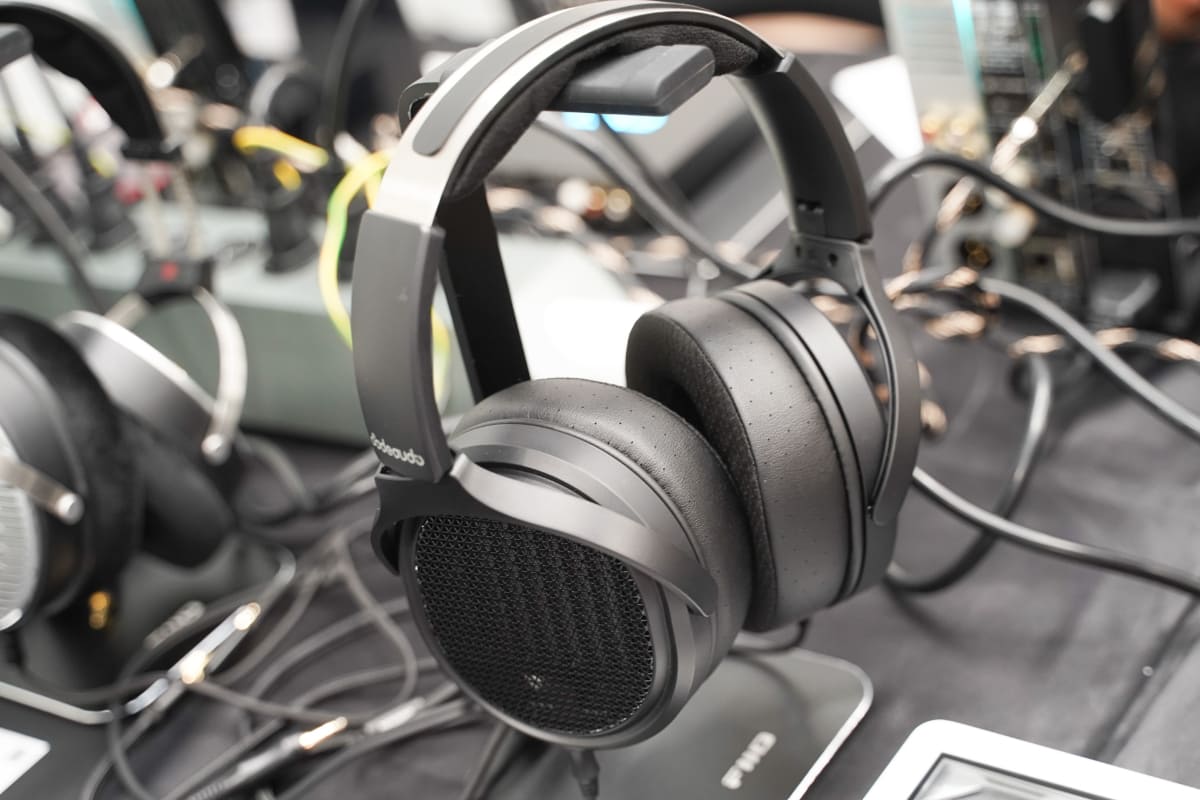 独自開発の95×86mm平面磁界ドライバーを搭載した開放型ヘッドフォン「JT7」