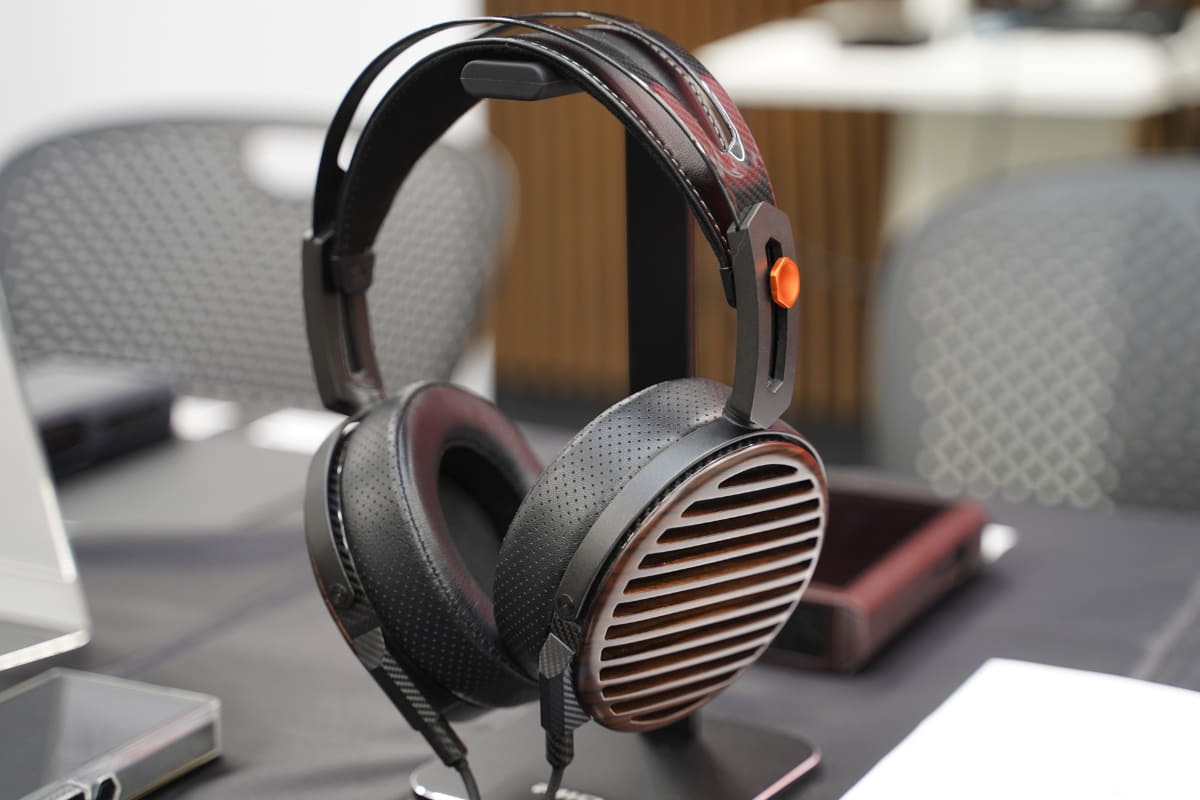 新フラッグシップヘッドフォン「FT7 Black」