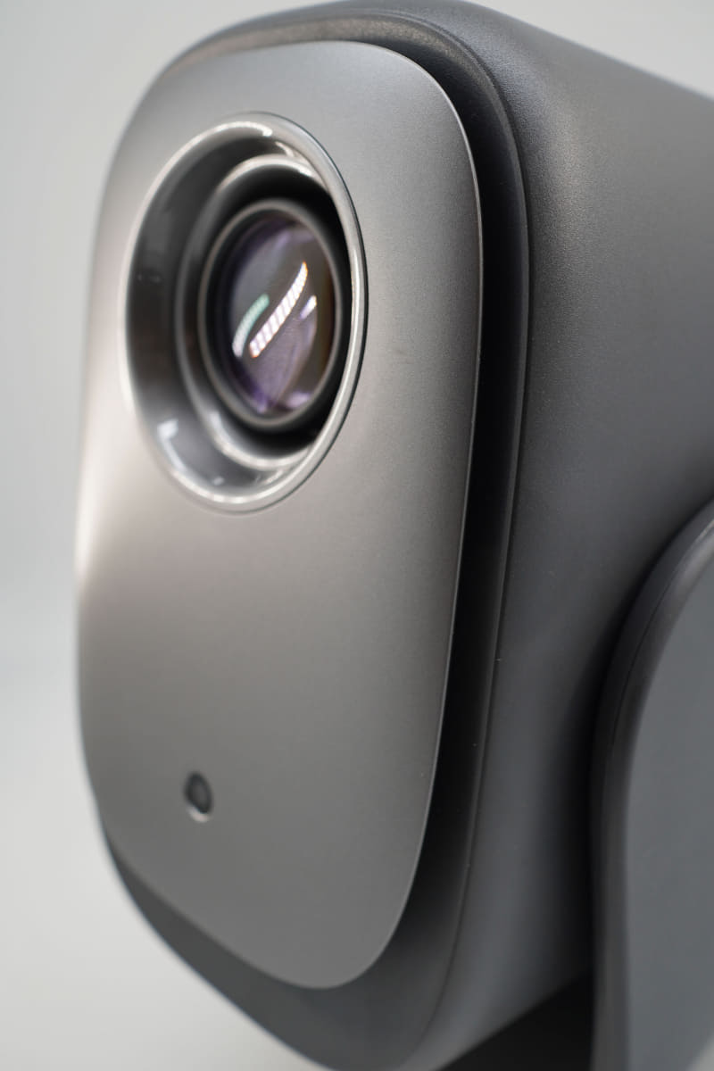 正面は少し浮き上がったようなデザイン