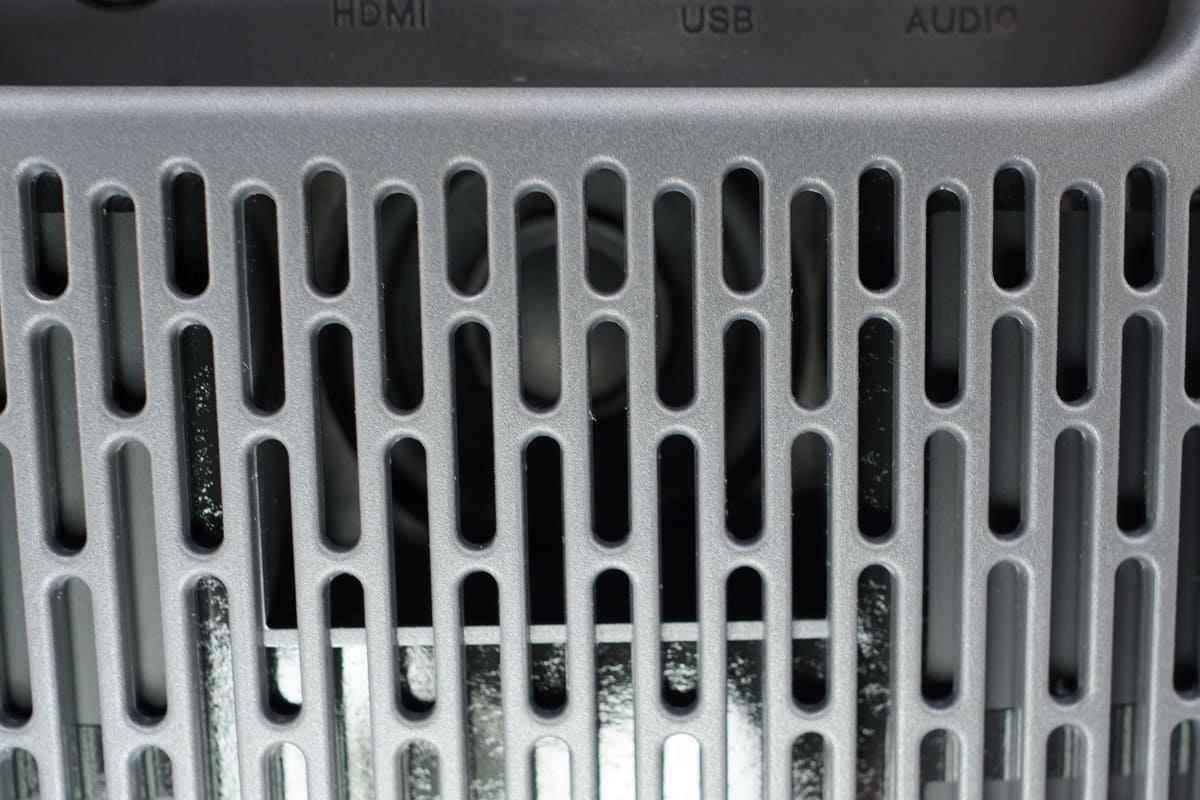 背面後ろ向きにつけられているモノラルスピーカー