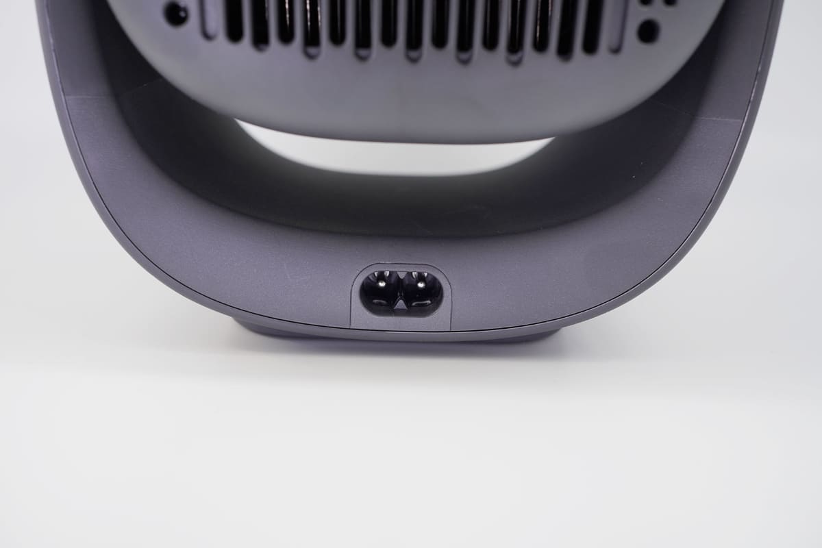 電源ケーブルは脚部に挿す方式