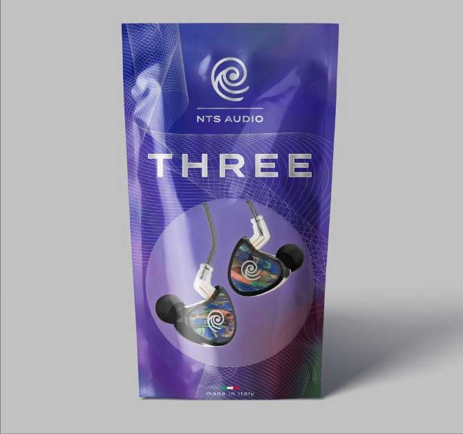 「THREE」の製品パッケージ