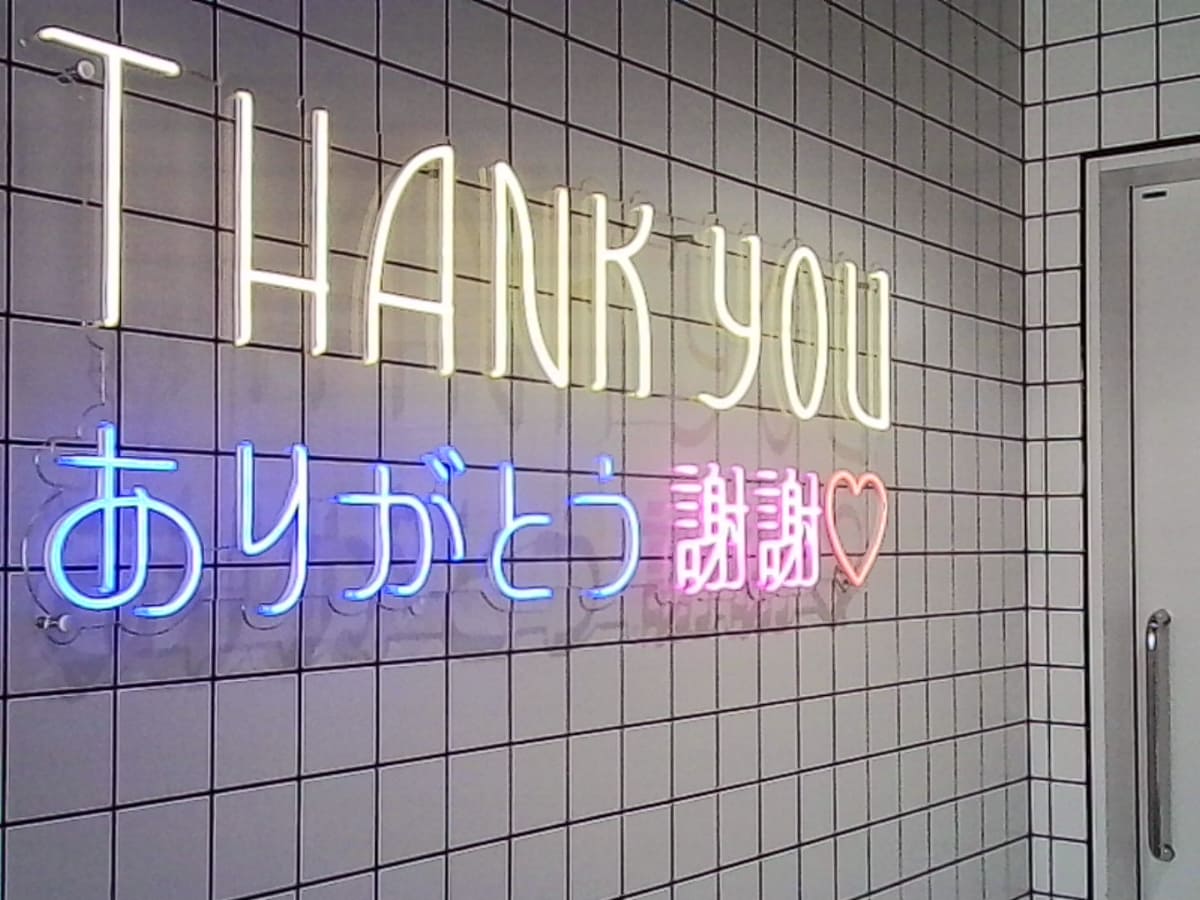 ネオンサインのエモさとCharmeraの画質が相性良き