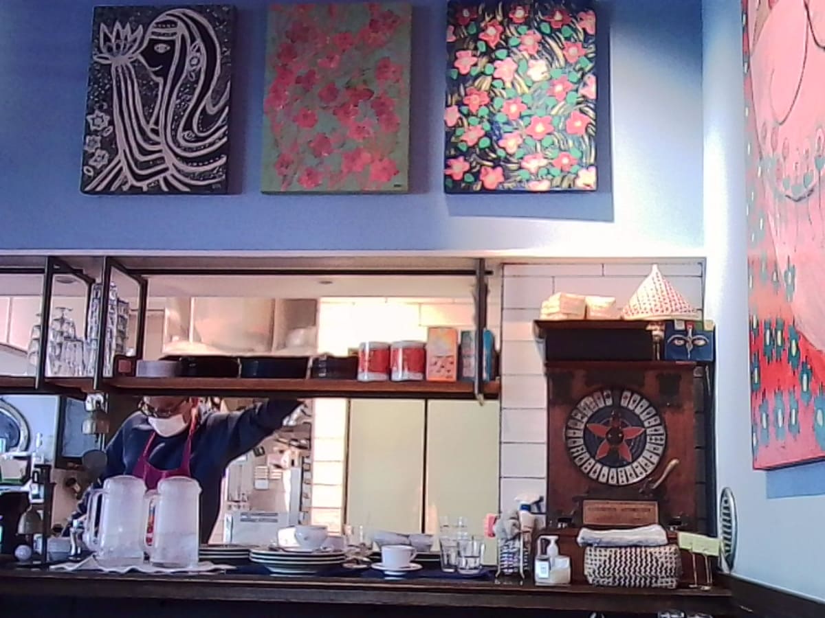 内装鮮やかなカフェにて