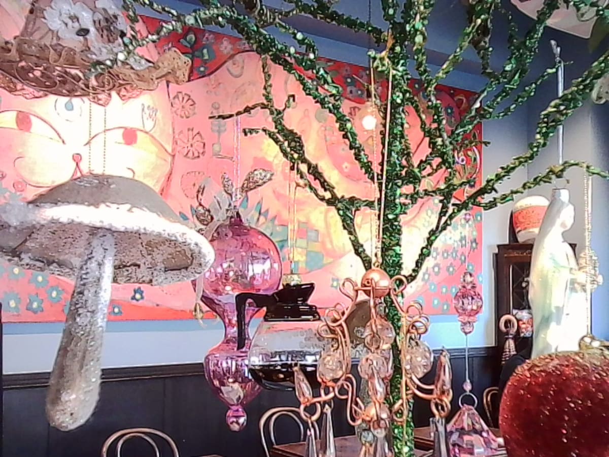 クリスマスっぽいディスプレイ。コーヒーポットのオーナメントが最高