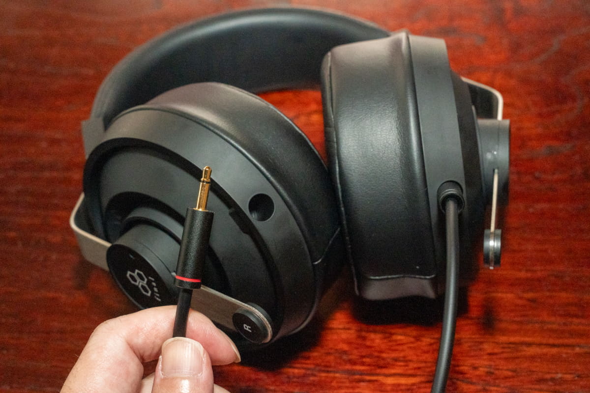 ケーブルは両出し着脱式