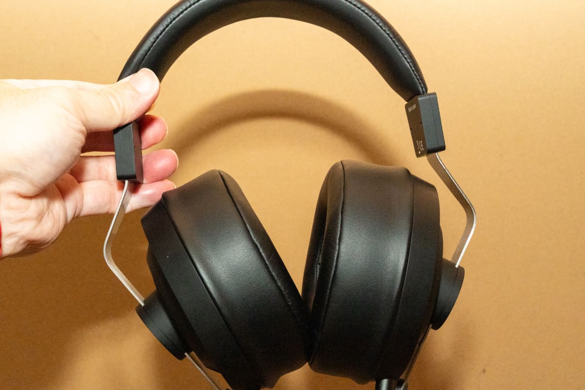 イヤーパッドの存在感がすごい